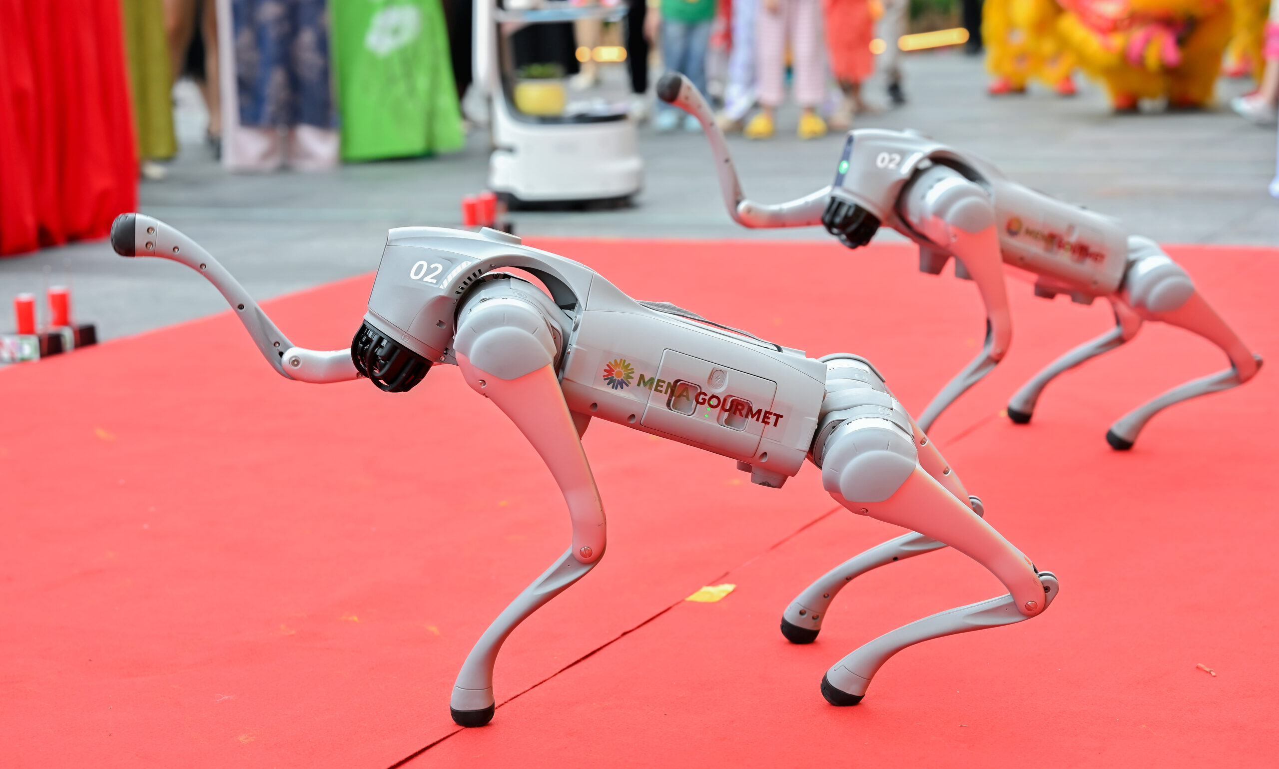 Menas Group Tiên Phong Ứng Dụng “Trợ Lý Ảo Thực Thể” Với Cặp Đôi Robot Dog Meme Và Nana